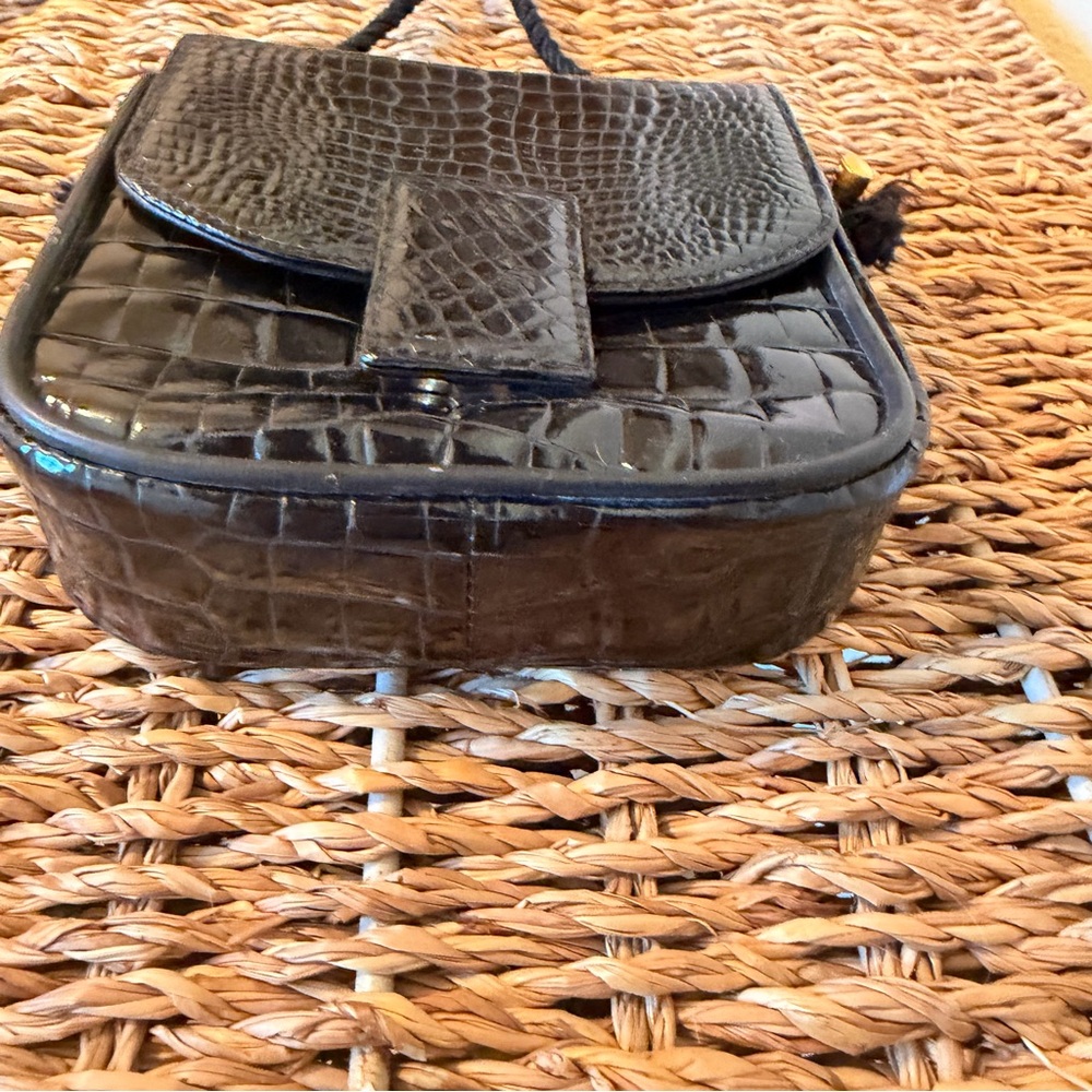Nigst-Wien Vintage Black Crocodile Pattern Crossbody Bag with Gold Accents - Picture 7 of 13